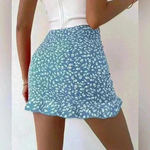 SHEIN Womens VCAY Ditsy Floral Ruched Detail Ruffle Vacation Euro Summer Skirt 2 - Picture 2 of 8